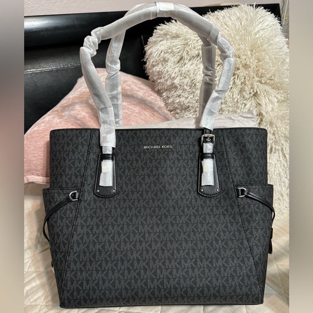 New authentic signature Michael Kors Jetset leather tote in grey/Black color.